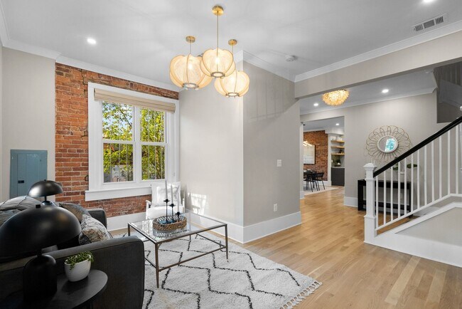 Foto del edificio - "COMING SOON" - 7 bedrooms 3.5 Baths - Custom Renovations - Great Location!