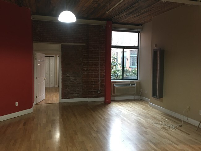 Building Photo - 390 Charles St