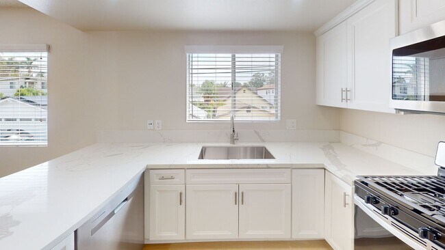 Building Photo - AVAILABLE NOW!!! 2 BEDROOM / 1 BATHROOM UP...