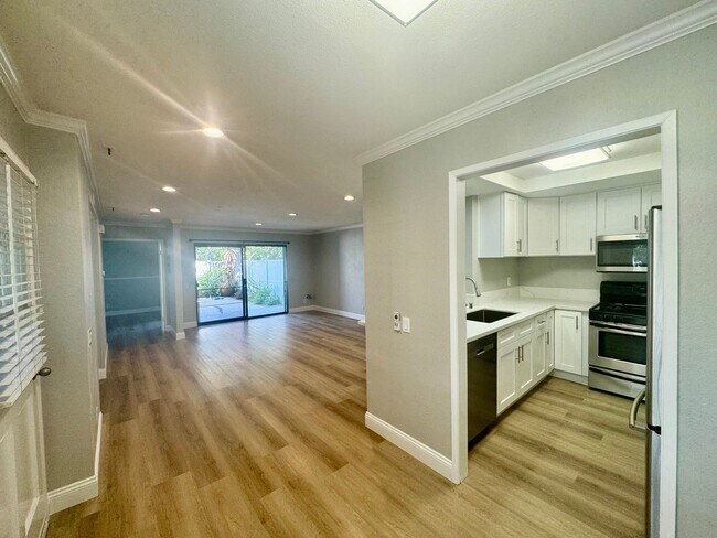 Foto del edificio - 2 Bedroom, Newly Renovated Beautiful Condo...