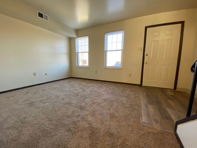 Foto del edificio - Check This Out! 3 BR Townhome with Washer & Dryer + Equipped Kitchen with Dishwasher! Call Today!