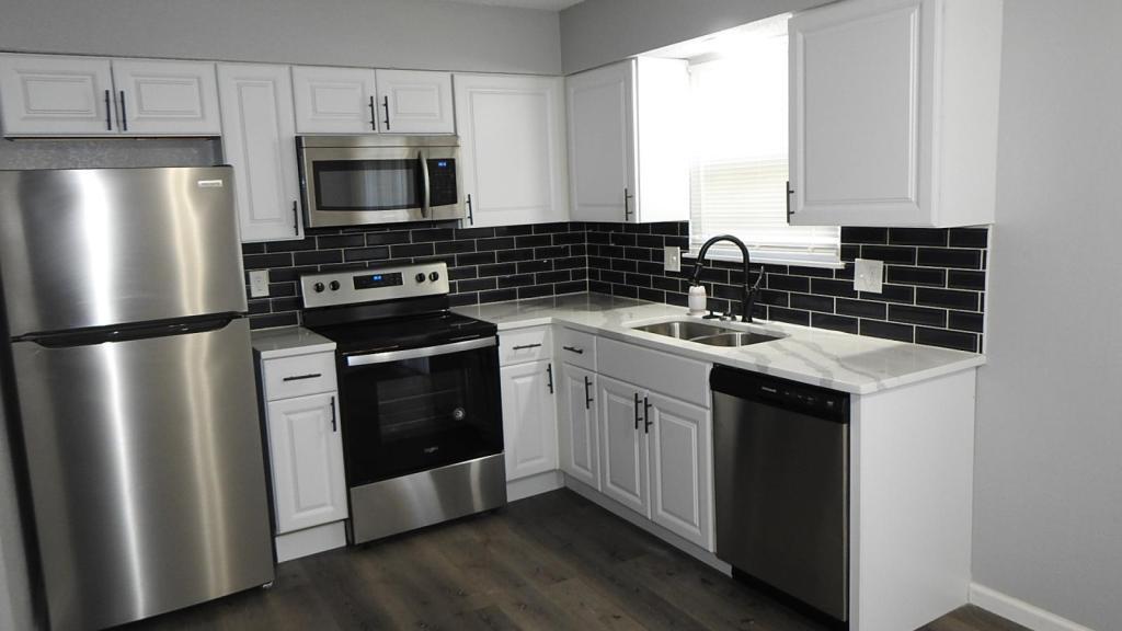 Foto principal - 221 NE Cedar Ct