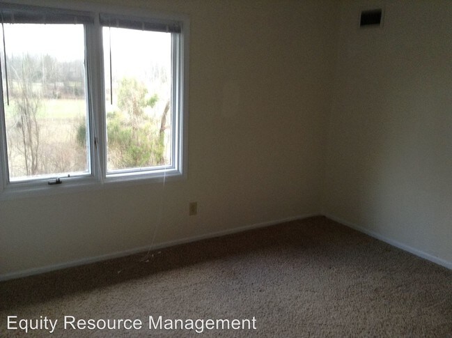 Building Photo - 1525 E Foxcliff Dr S