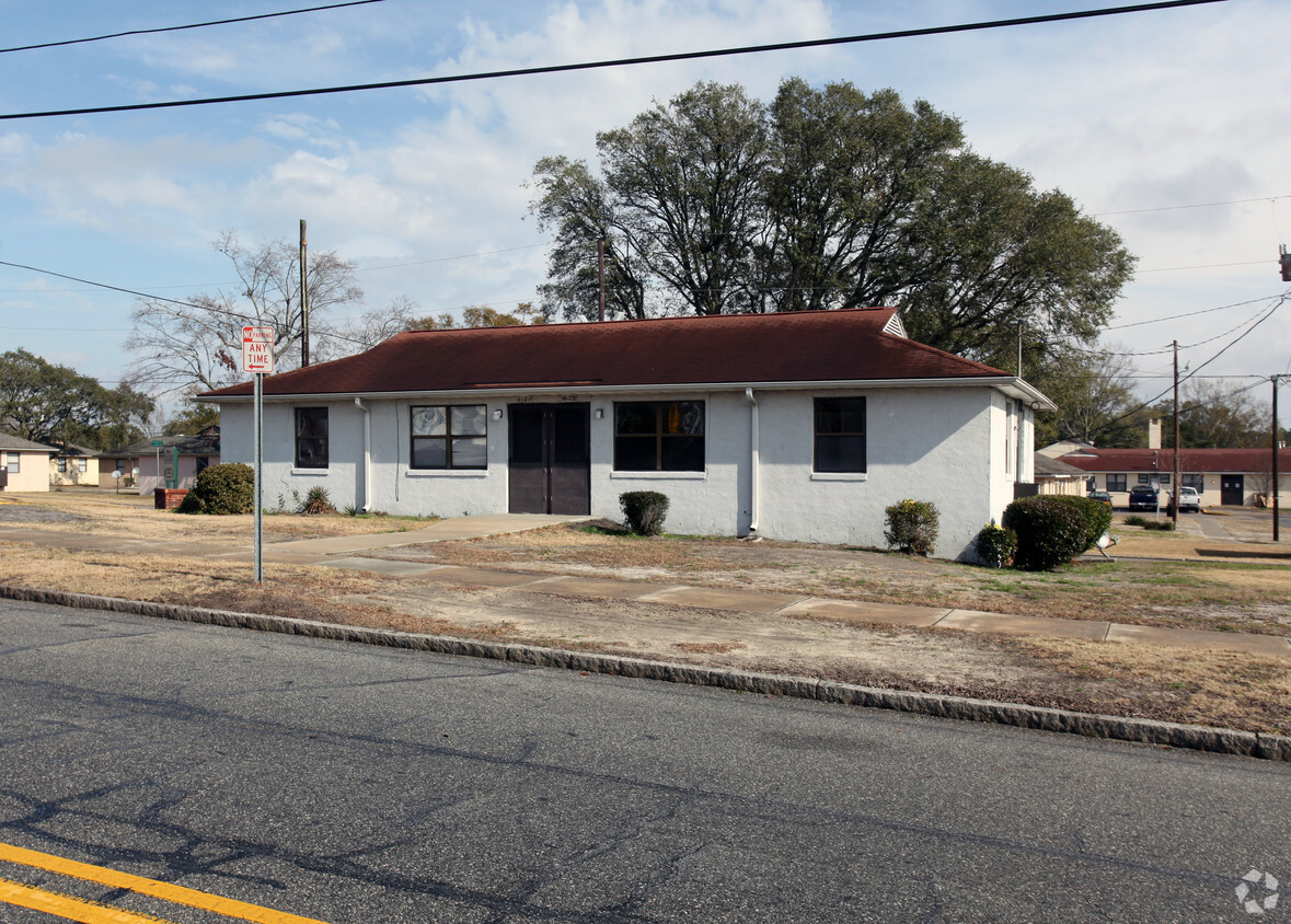 Primary Photo - Hillcrest Apartments