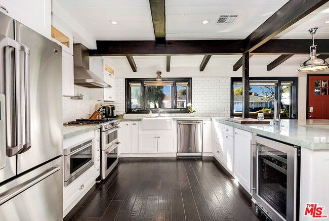 Foto del edificio - 4930 Strohm Ave