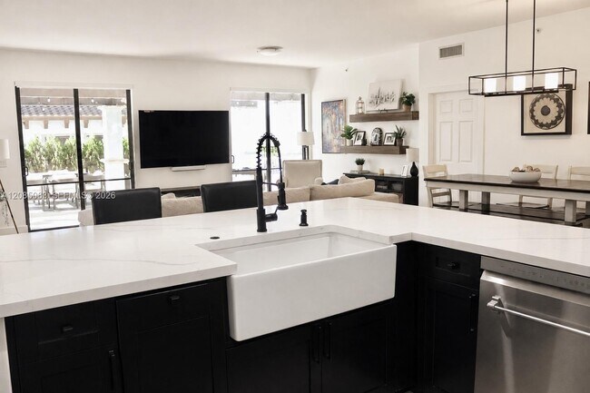 Foto del edificio - 8390 SW 72nd Ave