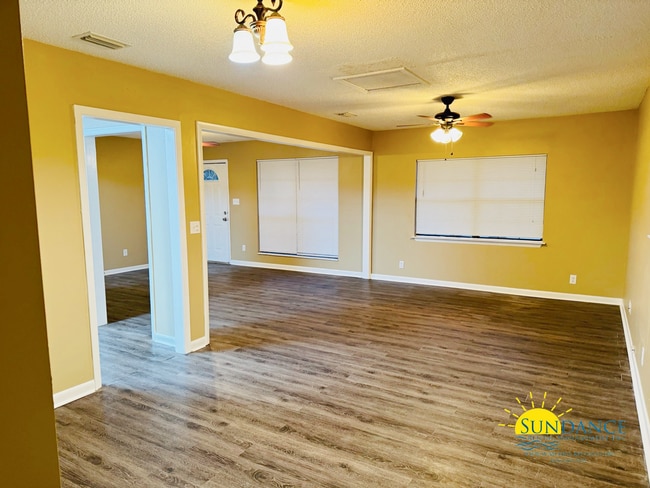 Building Photo - Beautiful 3 Bedroom Home In Mary Esther!