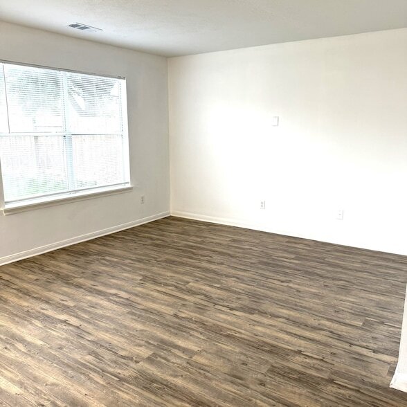 Foto del edificio - 19851 Laurel Trail Dr