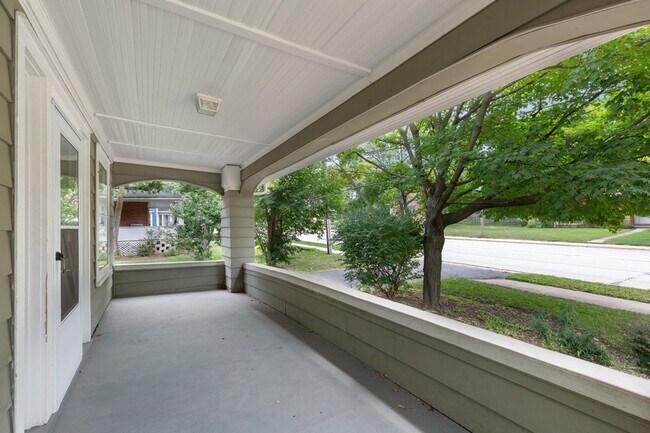 Building Photo - 40 S Roselle Rd