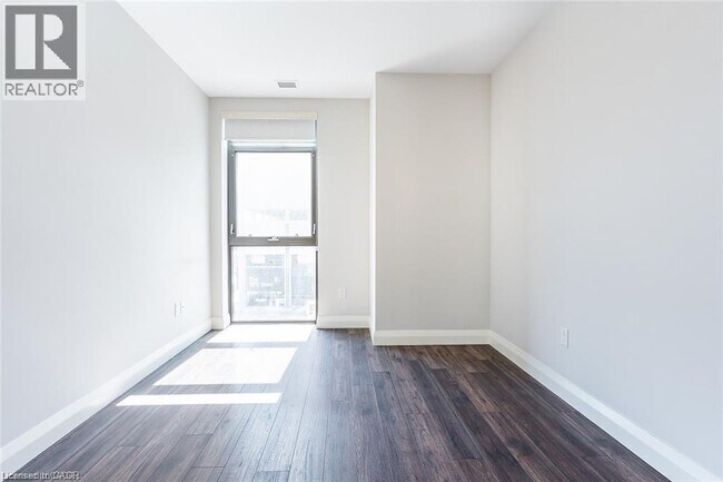 Building Photo - 118 King St E