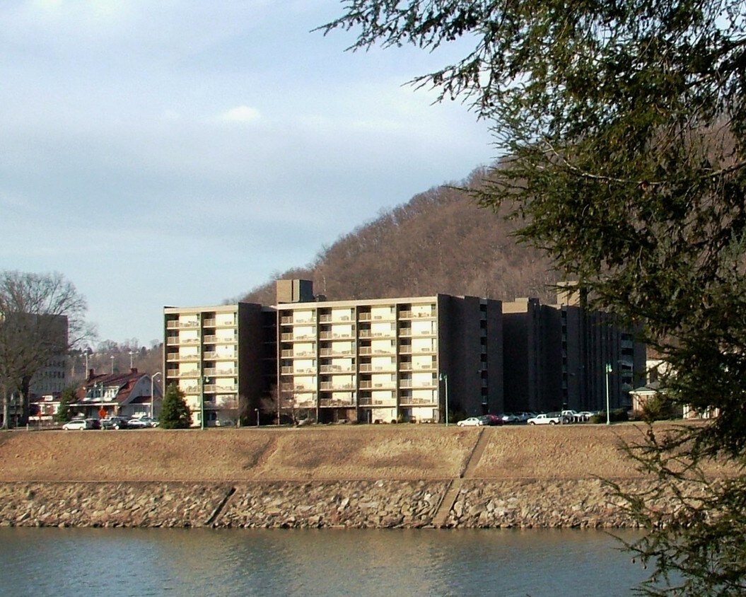 Primary Photo - 2106 Kanawha Blvd E