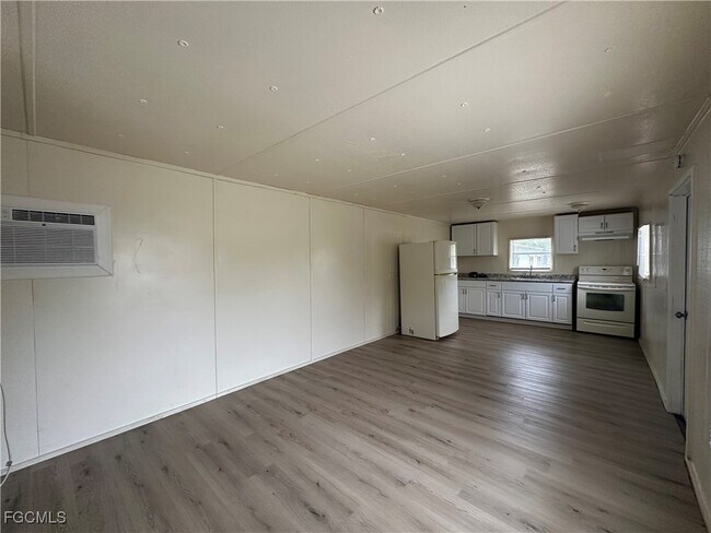 Foto del edificio - 8376 Nault Rd