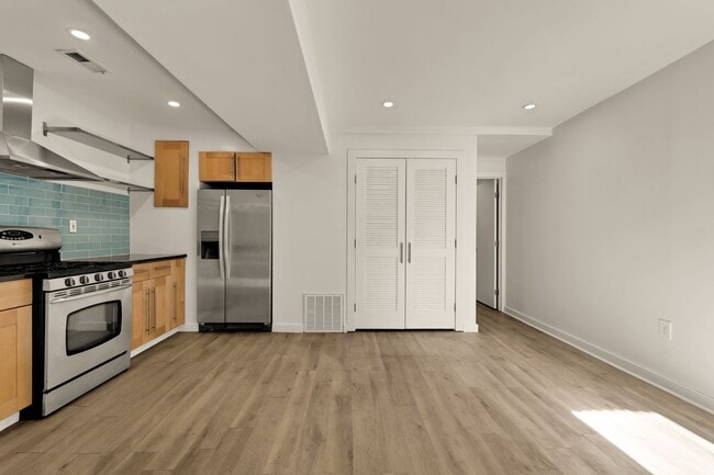 Foto del edificio - Bright and Spacious Terrace Level 2br in Mt. Pleasant!