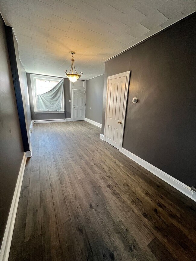 Building Photo - Fully Renovated 3 Bedroom 1 Bath Home Avai...