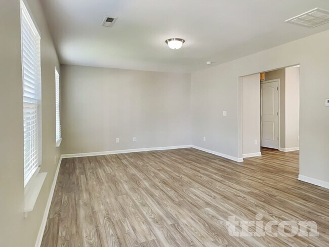 Building Photo - 427 Randolph Dr