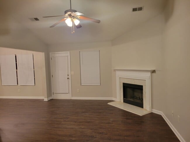 Foto del edificio - COMING SOON: Renovated 3BR 2BA Home w/ 2-Car Garage • Updated Kitchen • Large Garden Tub in Griffin