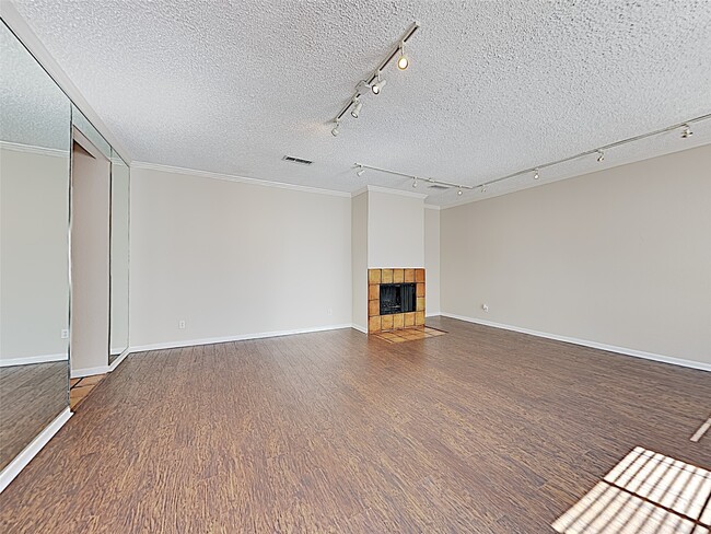 Building Photo - 402 Tuam St