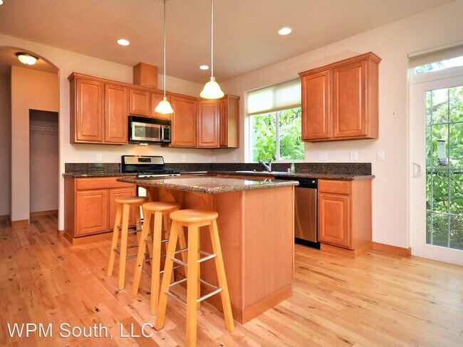 Building Photo - 4 br, 2.5 bath House - 519 195th St SW