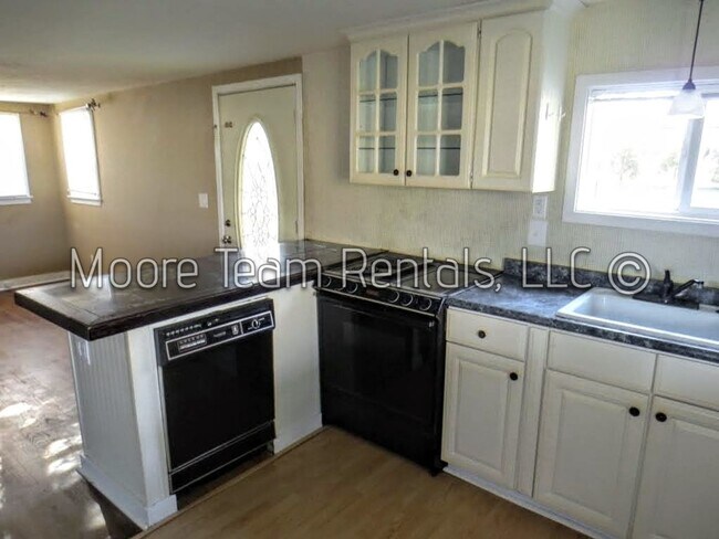 Foto del edificio - One Bedroom House with Big Flat Yard Near ...