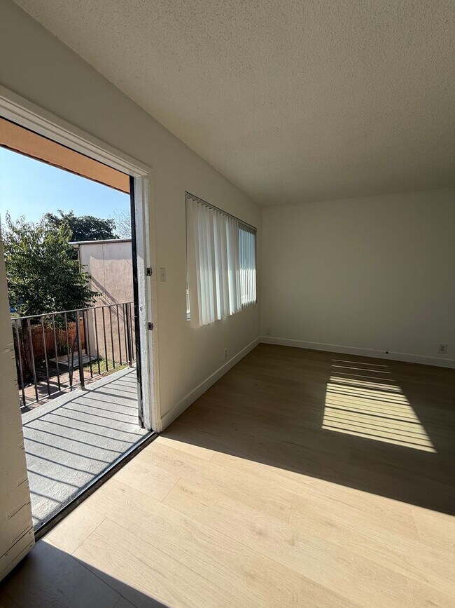 Building Photo - Newly Upgrade 2 Bedroom 1 Bath Apartment Home. Hurry, Won't Last Long!!