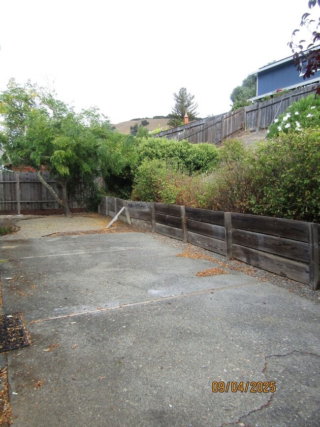 Building Photo - Newly remodeled single story home walking ...