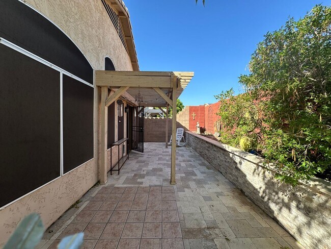 Foto del edificio - 3 BEDROOM HOME IN GLENDALE