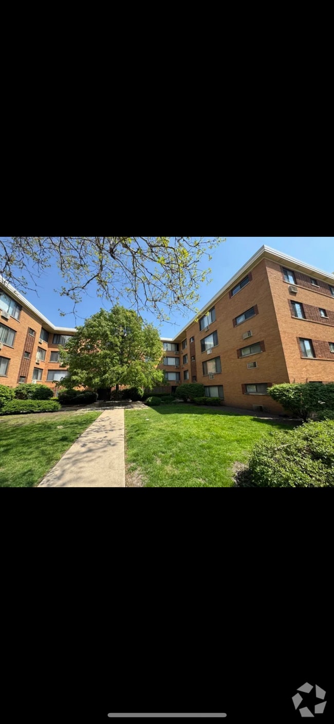 Building Photo - 2704 W Lunt Ave