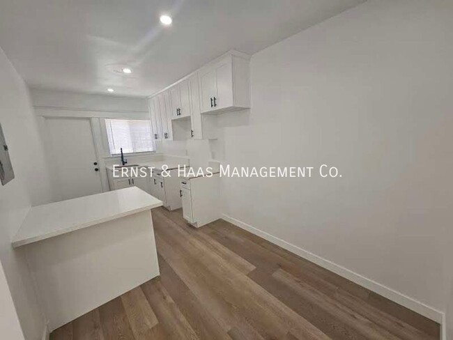 Building Photo - Very Charming 1 Bedroom Apartment in Class...