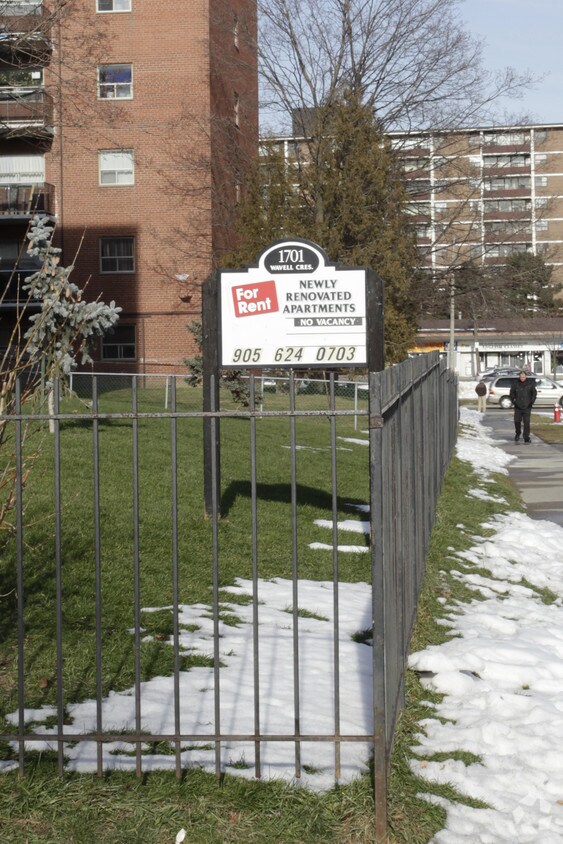 Building Photo - 1701 Wavell Cres