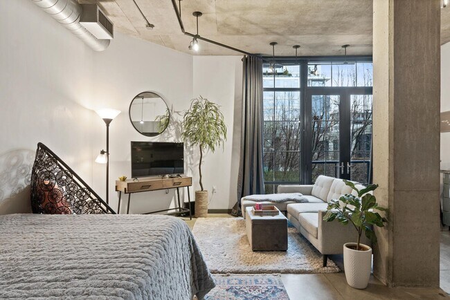 Building Photo - **FURNISHED** Streetcar Lofts studio w/parking/storage/Juliette balcony/fitness center/courtyard ...