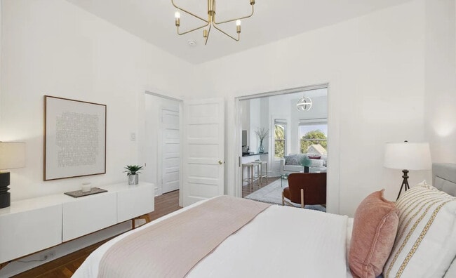 Foto del edificio - One bedroom for immediate move