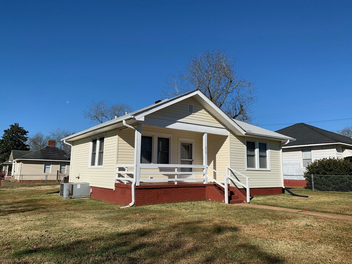Primary Photo - 213 C St SE