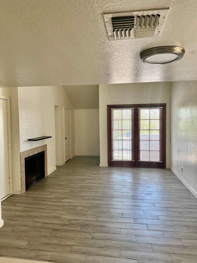 Building Photo - Stylish Towne House in Mesa with Community POOL