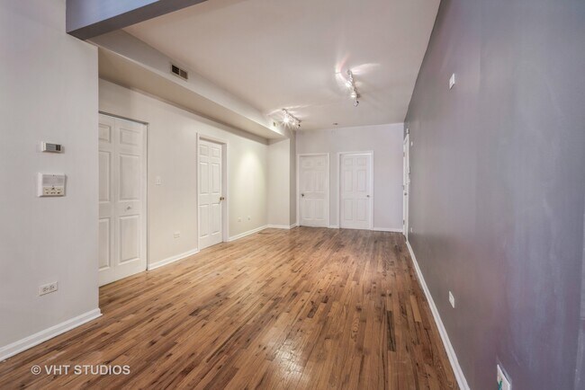 Building Photo - 5726 S King Dr