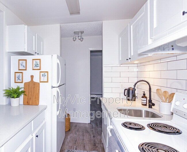 Building Photo - 3007-3035 35 St NW