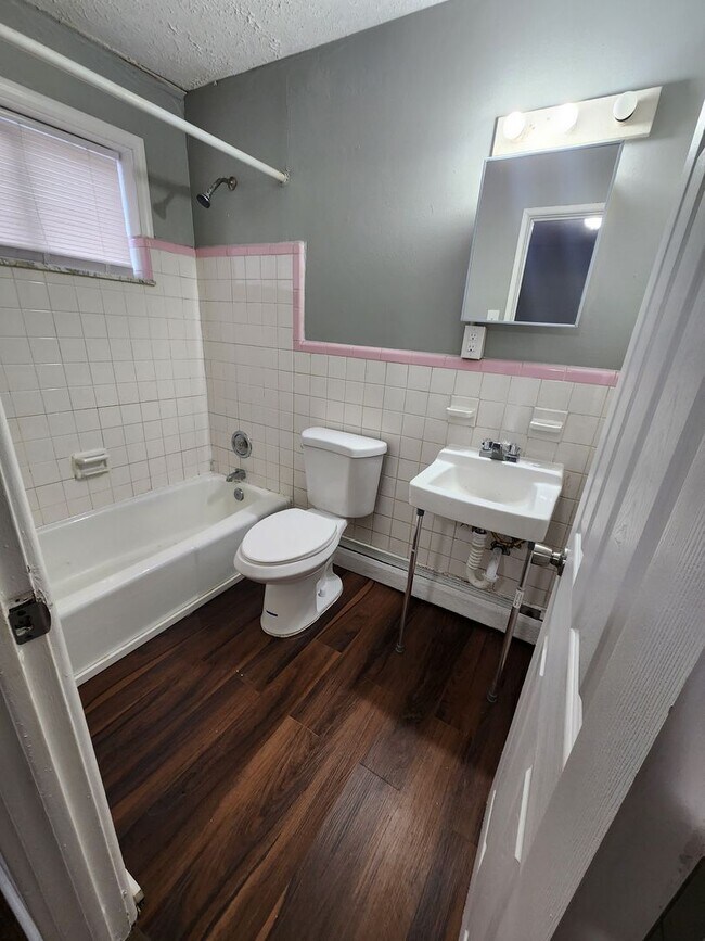 Foto del edificio - Spacious 1 bedroom 1 bath units located right off Dixie Highway just north of Lower Hunters