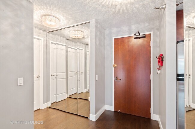 Building Photo - 480 N McClurg Ct