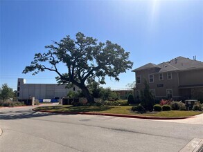 Building Photo - 13800 Lyndhurst St