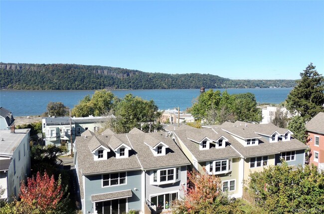 Building Photo - 15 William St