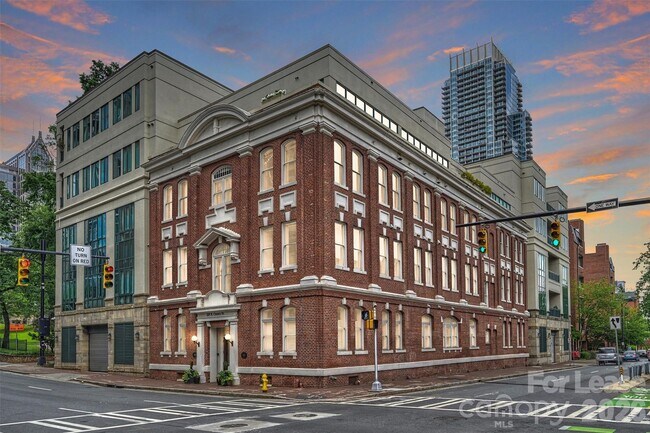 Foto del edificio - 229 N Church St