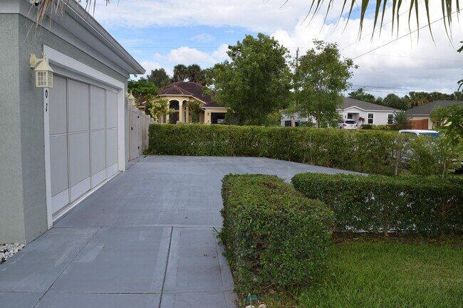 Foto del edificio - 901 SW Haleyberry Ave