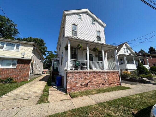 Building Photo - 216 W Linden Ave