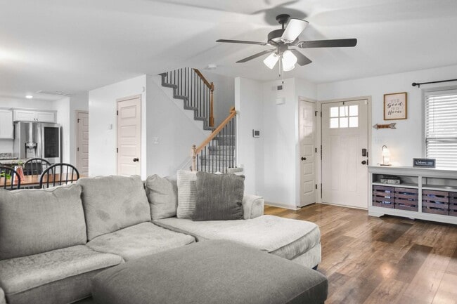 Building Photo - Pet Friendly Three Bedroom!