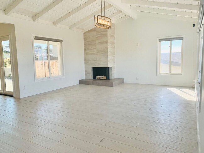 Building Photo - Welcome to this Bay Park Beauty! Updated 3...