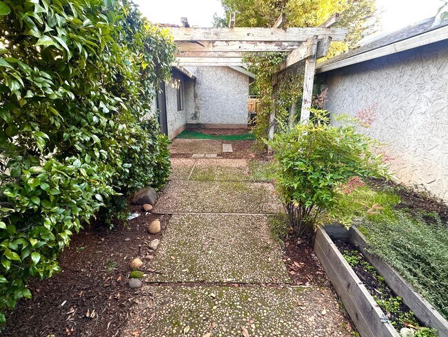 Foto del edificio - 1473 Manzanita Ave