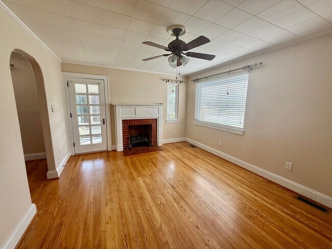 Foto del edificio - Two bedroom, 1 bath house in Graham-Coming...