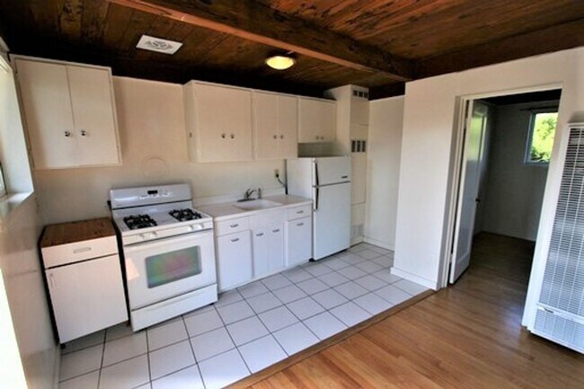 Foto del edificio - Private, sunny top floor 1BD/1BA unit in a gated community, and only three blocks from N Berkeley...