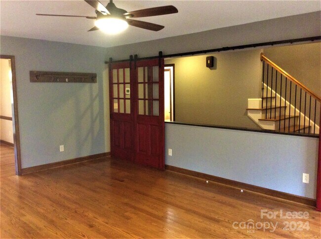 Foto del edificio - 7420 Willow Creek Dr