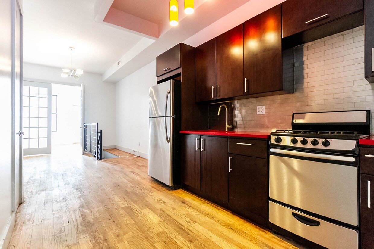 Primary Photo - 163 Troutman St