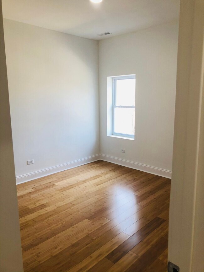 Foto del edificio - 5732 W Lake St